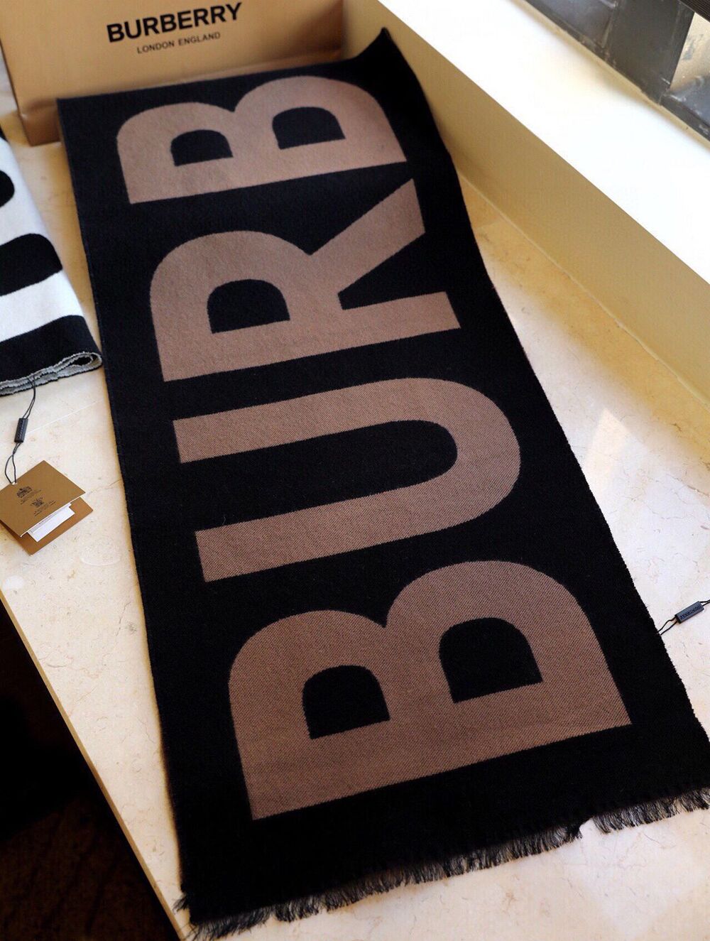 Burberry Scarf - Picture 5 of 7
